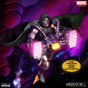 Imagen Mezco Doctor Doom con harnés de poder