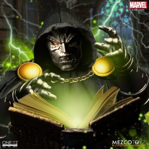 Imagen Mezco Doctor Doom con libro